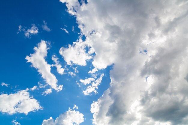 Nubes de tormenta con un cielo azul de fondo