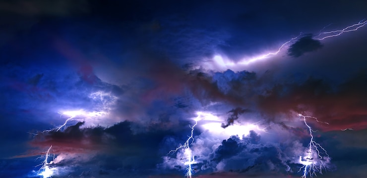Foto gratuito nubes de tormenta con relámpagos por la noche.