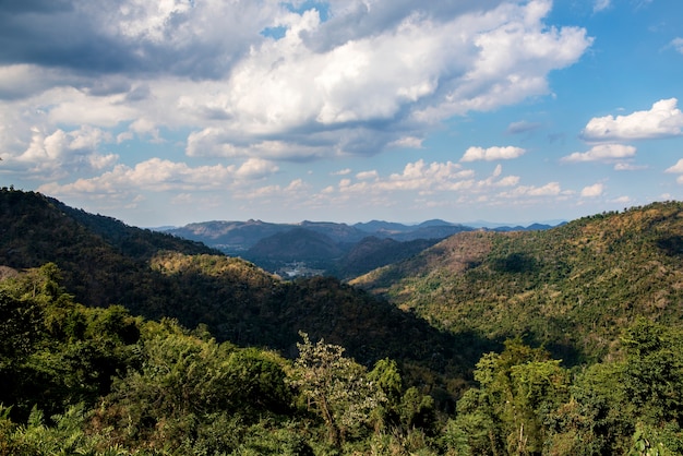 Foto gratuita nublado cielo azul beauytiful escena con la montaña