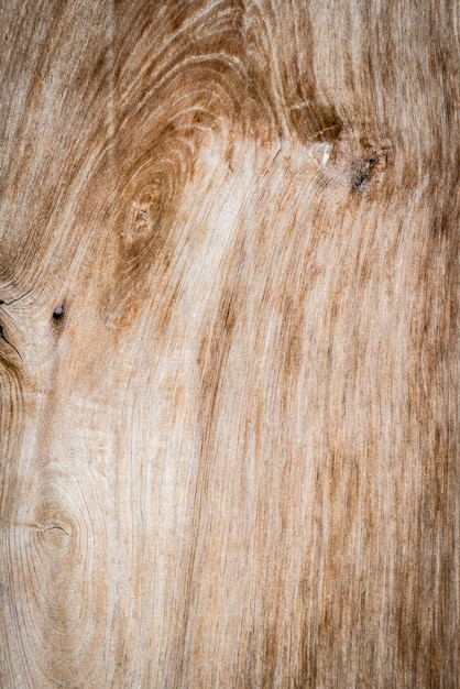 Nudo de árbol en una tabla de madera vertical de cerca