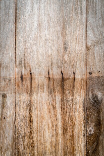 Nudo de árbol en una tabla de madera vertical