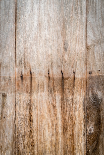 Nudo de árbol en una tabla de madera vertical