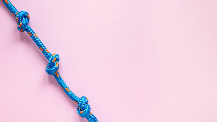 Foto gratuito nudo de cuerda azul fuerte sobre fondo rosa copia espacio
