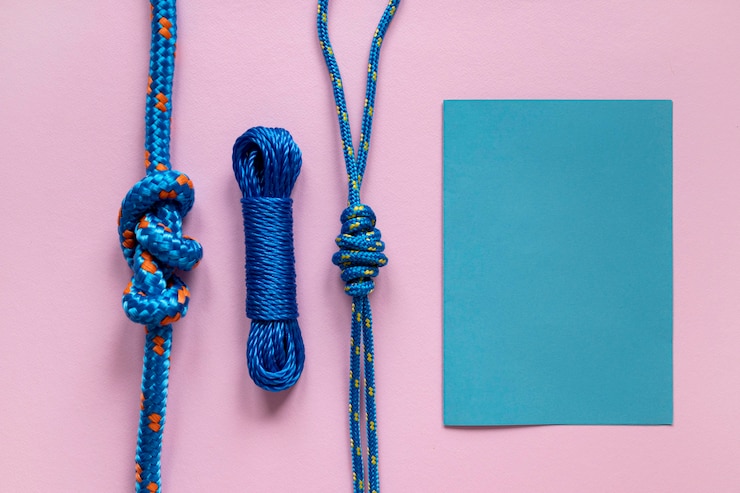 Foto gratuito nudos de hilo de cuerda náutica azul y papel de espacio de copia