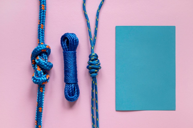 Nudos de hilo de cuerda náutica azul y papel de espacio de copia