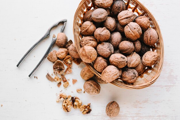 Nueces agrietadas en composición