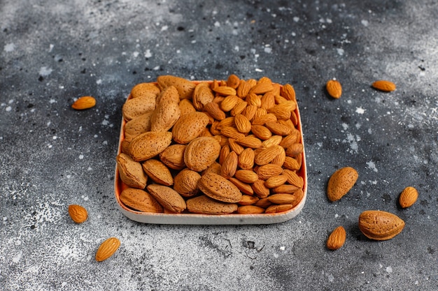 Foto gratuita nueces de almendra orgánica peladas.