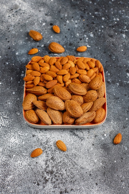 Foto gratuita nueces de almendra orgánica peladas.