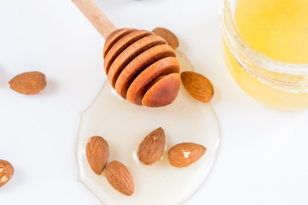 Nueces de almendras con miel en componente blanco en la cocina