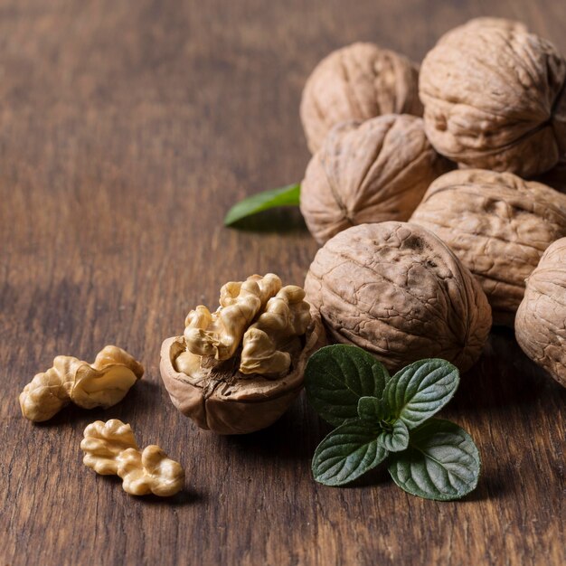 Nueces de ángel alto sobre mesa de madera