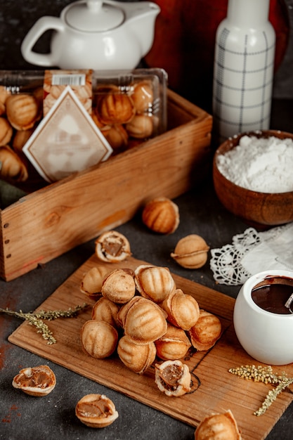 Foto gratuita nueces de arena rellenas de leche condensada hervida