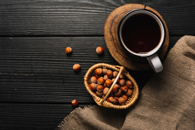 Foto gratuita nueces y bebida cerca de la tela