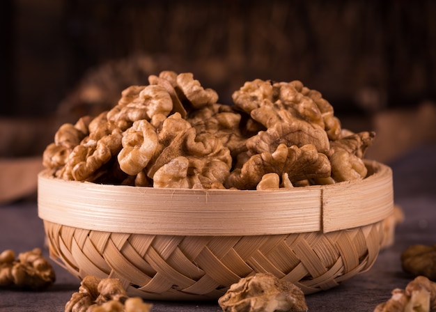 Foto gratuita nueces en un bol