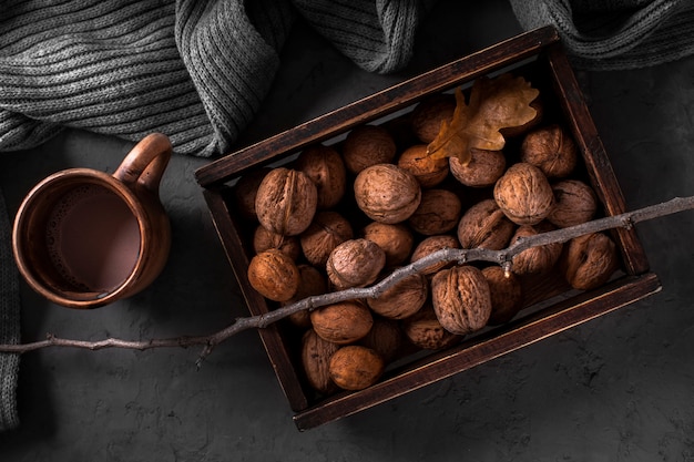 Foto gratuita nueces en caja y chocolate caliente
