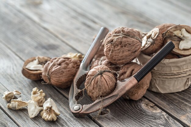 Nueces y cascanueces en mesa de madera