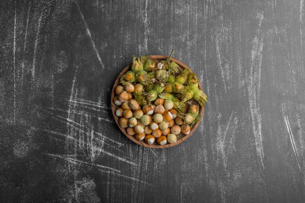 Nueces con cáscara con hojas verdes