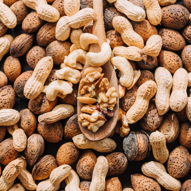 Foto gratuita nueces sin cáscara en la mezcla