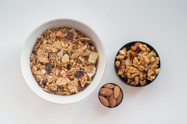 Nueces cerca de muesli