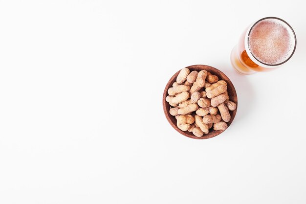 Nueces con cerveza en blanco.