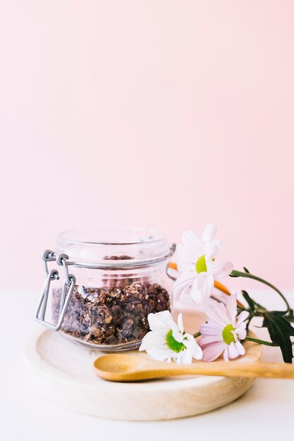 Nueces en cristal en plato de madera con flores