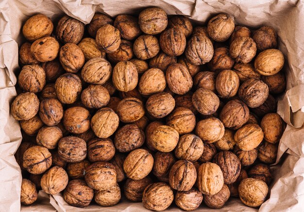 Nueces enteras en el papel marrón.