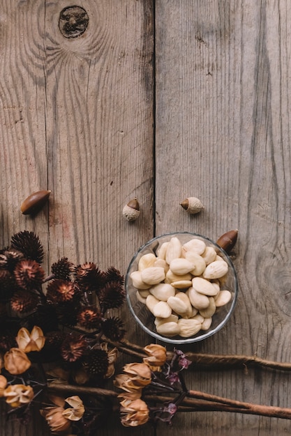 Foto gratuita nueces y flores silvestres con espacio arriba