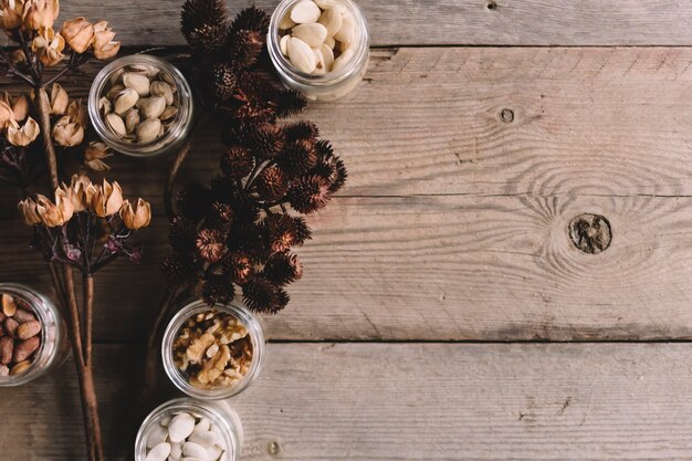 Nueces y flores silvestres con espacio a la derecha