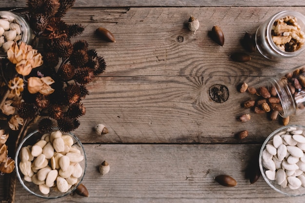 Nueces y flores silvestres con espacio en medio