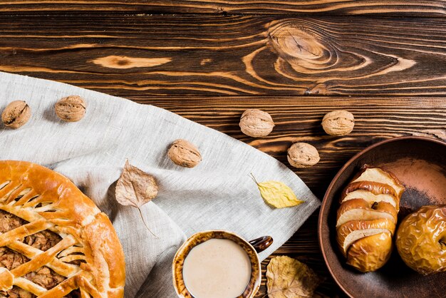 Nueces y hojas cerca de bebidas y postres