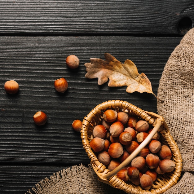 Nueces y hojas cerca de la tela