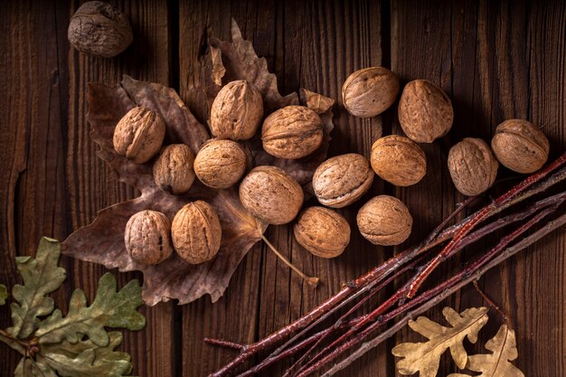 Nueces en mesa de madera con hojas