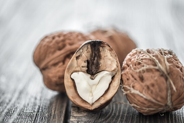 Nueces en mesa de madera