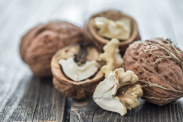 Nueces en mesa de madera