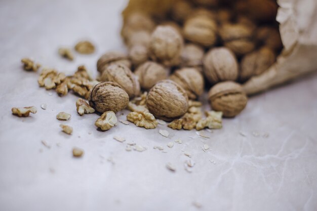 Nueces en la mesa