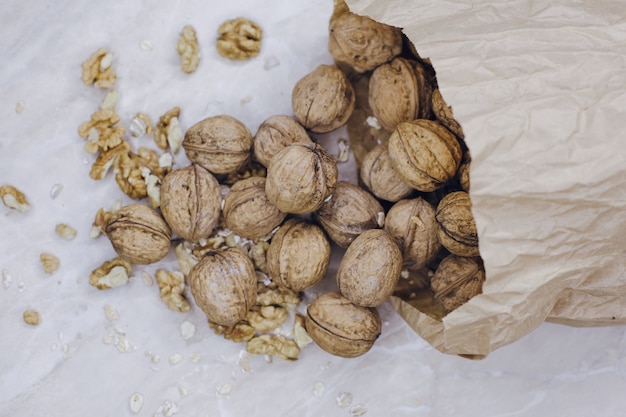 Nueces en la mesa