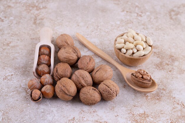 Nueces naturales saludables en la superficie de mármol.