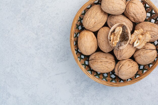 Nueces y nueces en cuenco de cerámica. Foto de alta calidad