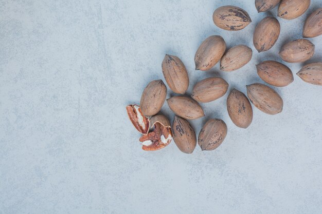 Nueces y nueces sobre fondo de mármol. Foto de alta calidad