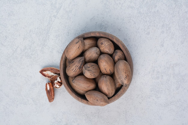 Nueces y nueces en un tazón de madera