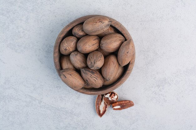 Nueces y nueces en un tazón de madera