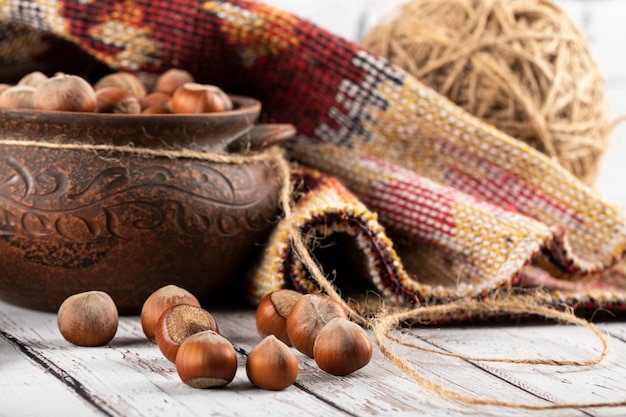 Nueces en una olla decorativa étnica