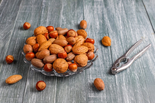 Foto gratuita nueces orgánicas mixtas con cáscara.