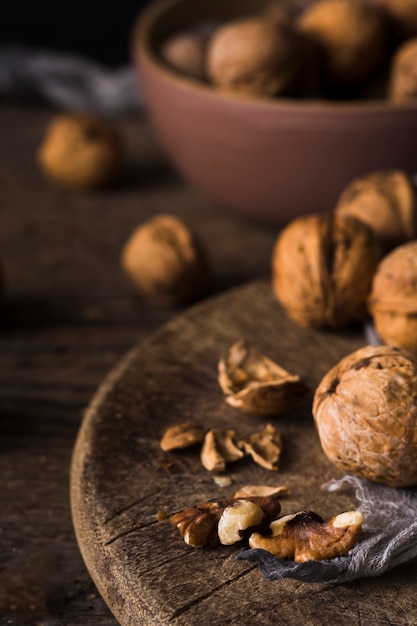 Foto gratuita nueces orgánicas de primer plano listas para ser servidas