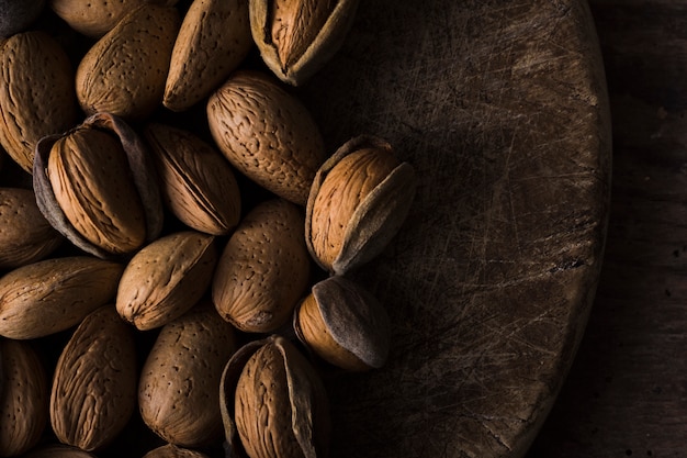 Nueces orgánicas de primer plano sobre la mesa