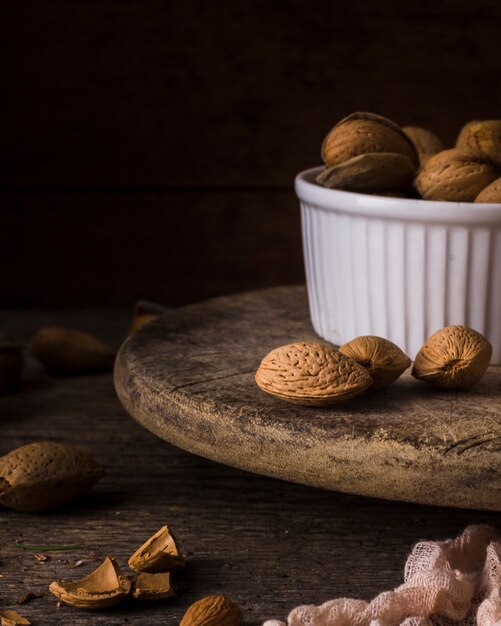 Nueces orgánicas en un recipiente sobre una mesa