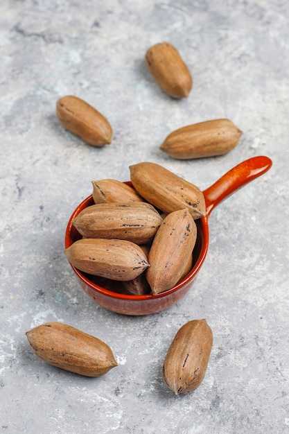 Nueces pecanas sobre fondo claro