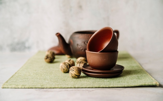 Nueces y pila de tazas con fondo borroso