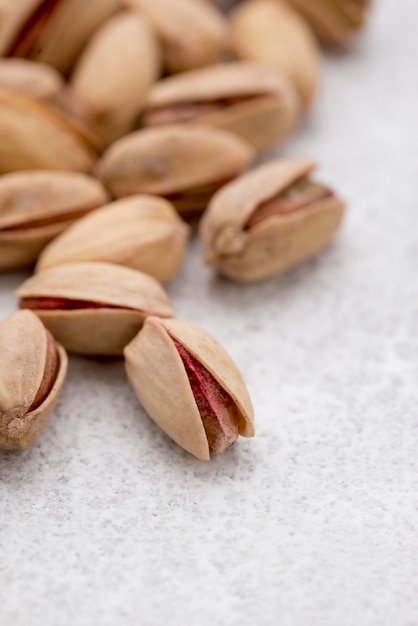 Nueces de pistacho con efecto desenfocado en segundo plano.