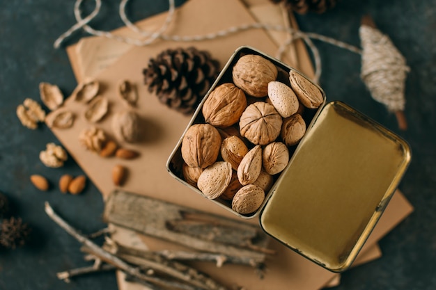 Nueces de primer plano con fondo desenfocado