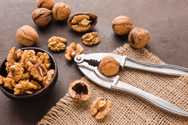 Nueces de primer plano con galleta de nuez